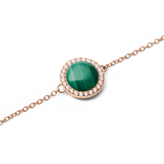 Audrey Bracelet Malachite Rose Goldのマラカイト部分をクローズアップした写真です。天然石ならではの深いグリーンの縞模様と、周囲を彩るキュービックジルコニアの繊細な輝き、そしてローズゴールドチェーンの上品な色合いが際立ちます。