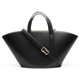 Daniel Wellington River Bag Blackの正面画像。ウィングのように左右に広がるブラックレザーのトートバッグで、ショートハンドルとウェーブモチーフのゴールドバックル付きショルダーストラップを備えた2WAY仕様です。