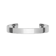 Daniel Wellington Line Cuff Polished Silverの正面からのプロダクトショット。フラットな7mm幅のオープンカフデザインと、光を反射するハイポリッシュ仕上げのシルバーカラーが特徴のミニマルなブレスレットです。