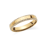 ダニエルウェリントン Classic Aura Duo Ringのゴールドカラー単体写真。バンドの上下両縁にホワイトクリスタルが一列ずつセットされ、中央にはブランドロゴが刻印されたエタニティリングです。