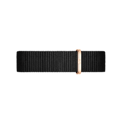 Daniel WellingtonのCornwall Strap ローズゴールドを白背景で撮影した全体画像です。ブラックのNATO織りストラップに、ローズゴールドのロゴ入りキーパーが映える、シンプルで上品なデザインとなっています。