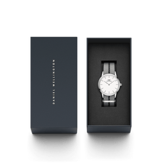 ダニエルウェリントンのIconic NATO Grey/Blackが、ネイビーの専用ギフトボックスに収められた状態です。箱の蓋にはゴールドのブランドロゴが刻印されており、ギフトや特別な贈り物にぴったりのパッケージとなっています。