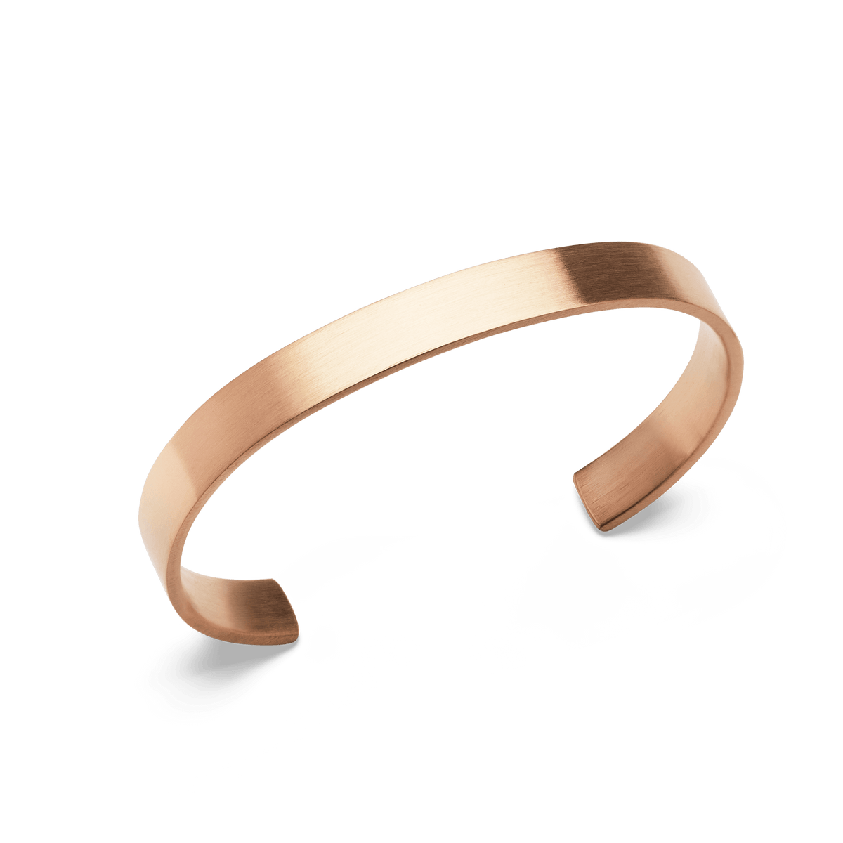 Daniel Wellington Line Cuff Brushed Rose Goldを斜めから撮影した商品画像です。ブラッシュド加工による繊細なヘアライン模様と、光の当たり方で変化するローズゴールドの上品な質感がおわかりいただけます。