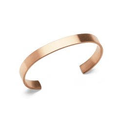 Daniel Wellington Line Cuff Brushed Rose Goldを斜めから撮影した商品画像です。ブラッシュド加工による繊細なヘアライン模様と、光の当たり方で変化するローズゴールドの上品な質感がおわかりいただけます。