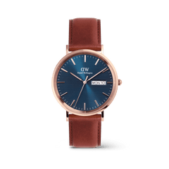 白背景に置かれたClassic Day Display St Mawes Rose Gold Arcticの全体を捉えた画像です。トライアングルテクスチャーが光を受けて深みのあるブルーに輝く文字盤と、温かみのあるブラウンのレザーストラップ、ローズゴールドのケースが美しく調和した一枚です。