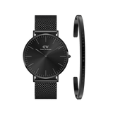 Daniel WellingtonのClassic Mesh OnyxとClassic Braceletブラックのセットです。サンレイ仕上げのブラックダイヤルにバーインデックス、ブラックメッシュストラップを組み合わせたオールブラックの腕時計と、ブランドロゴが刻印されたサテン仕上げのオープンカフブレスレットをセットにしました。スタイリッシュなコーディネートをお楽しみいただけます。