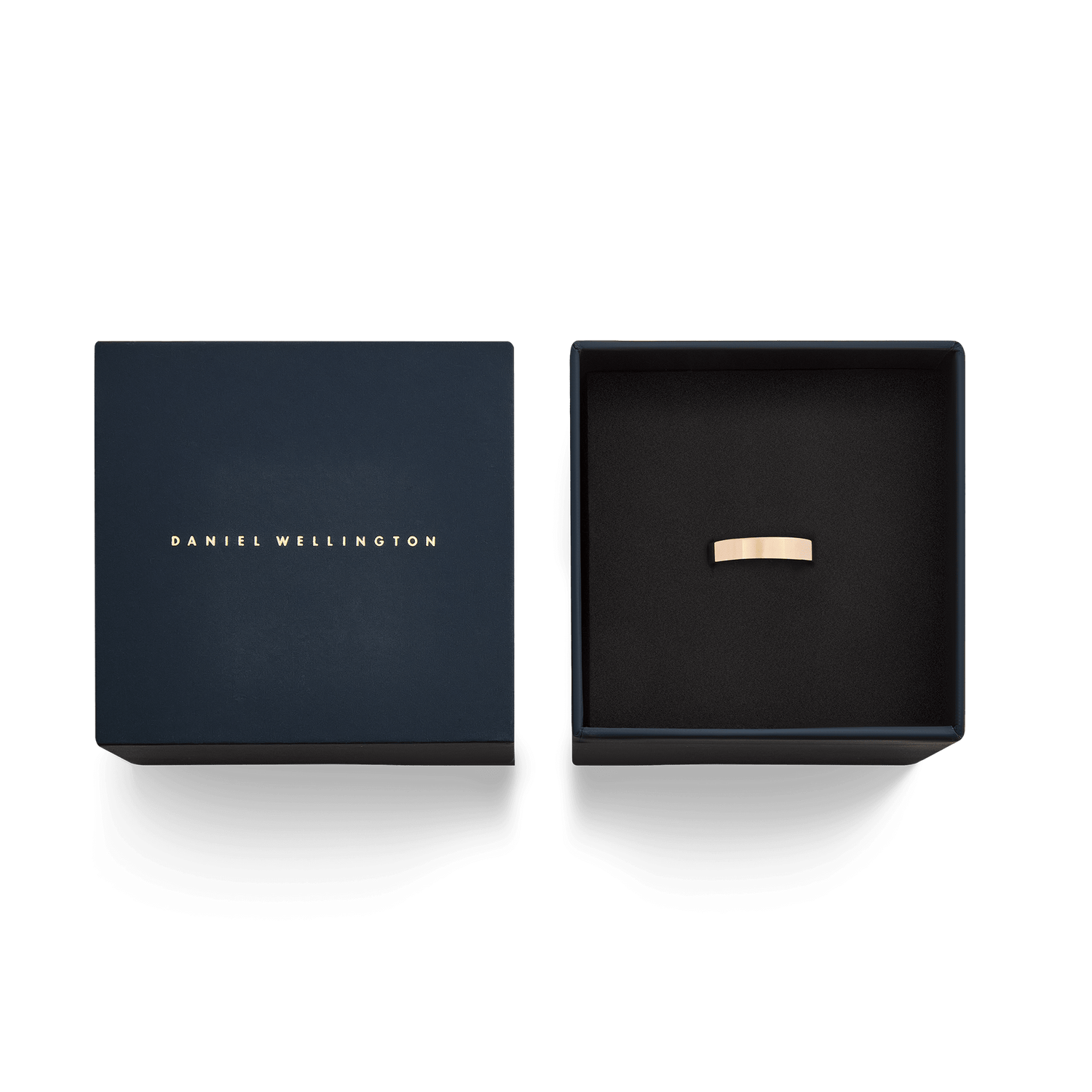 ダニエルウェリントンのネイビーギフトボックスに収められたLine Ring Polished Rose Gold 4.5mm。箔押しのブランドロゴが施された蓋と、ダークなクッションの上に置かれたローズゴールドのリングが、贈り物にぴったりの上品なパッケージです。