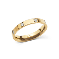 Daniel Wellington Classic Lumine Ring Goldの単体画像です。ポリッシュ仕上げの4mm幅ゴールドバンドには、ベゼルセッティングのキュービックジルコニアが等間隔に配されており、内側にはブランドロゴが刻印されています。
