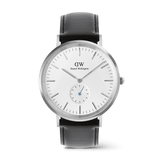Daniel Wellington Classic Multi-Eye Sheffieldの正面画像です。シルバーケースにオフホワイトのサンレイ文字盤を採用し、6時位置にはブルーの秒針が映えるサブセコンドダイヤルを配しています。ブラックレザーストラップを組み合わせたメンズ腕時計です。