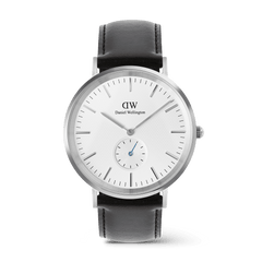 Daniel Wellington Classic Multi-Eye Sheffieldの正面画像です。シルバーケースにオフホワイトのサンレイ文字盤を採用し、6時位置にはブルーの秒針が映えるサブセコンドダイヤルを配しています。ブラックレザーストラップを組み合わせたメンズ腕時計です。
