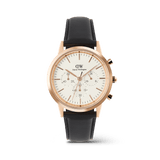 Daniel Wellington Iconic Chronograph Sheffieldの正面画像。ローズゴールドのケースにホワイト文字盤、3つのサブダイヤル、ブラックのレザーストラップを合わせたクロノグラフモデルです。