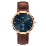Daniel Wellington Classic Multi-Eye St Mawesの正面画像。ブルーのサンレイダイヤルに6時位置のスモールセコンド、ローズゴールドのケースとインデックス、ダークブラウンのレザーストラップを組み合わせた、40mmサイズのメンズ腕時計です。