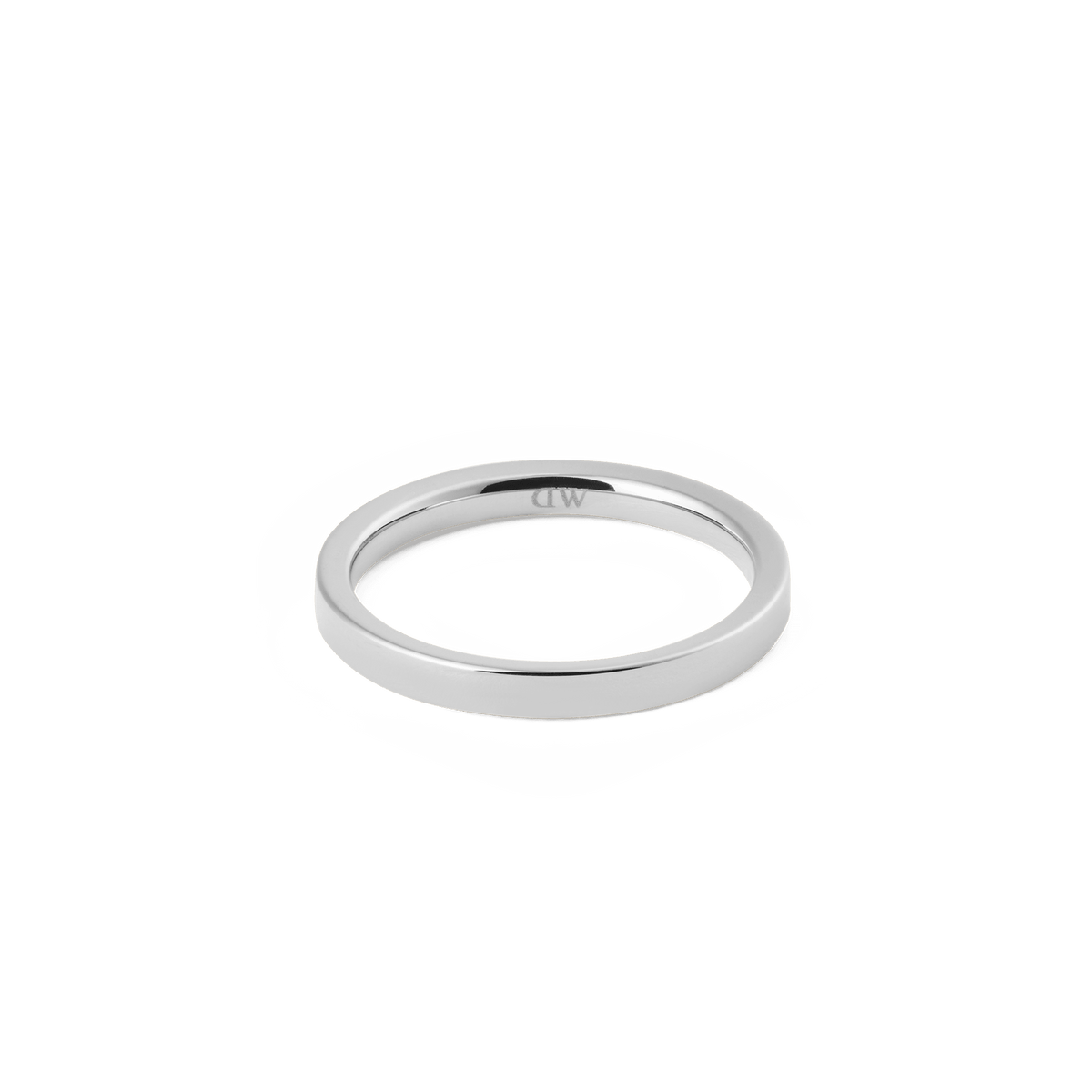 ダニエルウェリントン Line Ring Polished Silverを斜め上から撮影した1枚。2.5mmのフラットバンドが白い背景に映え、内側に刻印されたダニエルウェリントンのロゴが確認できる角度です。