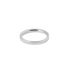 ダニエルウェリントン Line Ring Polished Silverを斜め上から撮影した1枚。2.5mmのフラットバンドが白い背景に映え、内側に刻印されたダニエルウェリントンのロゴが確認できる角度です。