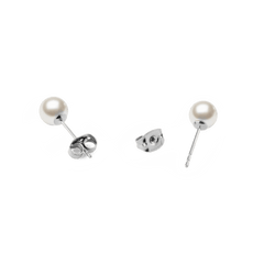 パールスタッドピアス Silverの構造がわかる分解画像です。ホワイトパールをセットしたシルバートーンのポスト部分と、中央にバタフライバックの留め具を配置し、各パーツの細部をご確認いただけます。