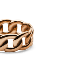 Daniel WellingtonのChunky Chain Ring Rose Goldをクローズアップした画像です。一体成形されたチェーンリンクの立体的なカーブと、ポリッシュ仕上げのローズゴールド表面に生まれる光と影のコントラストが美しく映えています。