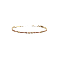 ダニエルウェリントンのClassic Tennis Bracelet Apricot Goldは、アプリコットカラーのクリスタルが一列に輝くゴールドチェーンのテニスブレスレットです。ロブスタークラスプとサイズ調節用チェーンを備え、快適な着け心地を実現しています。
