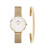 Daniel WellingtonのPetite Evergoldゴールドメッシュ腕時計とClassic Braceletゴールドバングルのギフトセットです。ホワイト文字盤にバーインデックスをあしらったシンプルなダイヤルと、ブランドロゴが刻印されたオープンタイプのバングルがセットになっています。