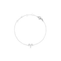 白背景で撮影した、おひつじ座モチーフのCrystal Zodiac Chain Bracelet Silverの全体画像です。細やかなシルバーチェーンが円を描くように広がり、下部にはキュービックジルコニアであしらった牡羊座のシンボルが配されています。上部にはロブスタークラスプやアジャスターリング、ブランドプレートが確認できます。