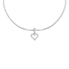 シルバーのスネークチェーンネックレスに取り付けたDaniel WellingtonのHeart Contour White Crystal Charmの着用イメージです。ホワイトクリスタルが輪郭に沿って輝くオープンハートが、チェーンの中央で揺れるデザインとなっています。