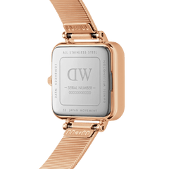 Quadro Studio Rose Goldのケース裏蓋をクローズアップした画像です。ステンレススチール製の裏蓋にはDaniel Wellingtonのロゴやシリアルナンバー、3ATM防水の表記が刻印されています。また、ローズゴールドのケースとピアノストラップの接続部分もご確認いただけます。