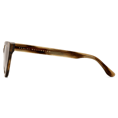Lynx Bio-Acetate Brown Demiサングラスの側面画像です。べっ甲柄のバイオアセテート製テンプルには、ゴールドでDaniel Wellingtonのブランドロゴが刻印されています。また、琥珀色とブラウンの美しいマーブル模様が特徴です。