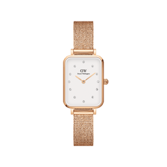 Daniel Wellington Quadro Lumine Pressed Melroseの正面画像。ローズゴールドのレクタンギュラーケースにオフホワイトの文字盤を配し、12個のクリスタルインデックスをあしらった女性向け腕時計です。ローズゴールドのメッシュストラップを組み合わせています。