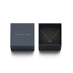 Daniel Wellingtonのギフトボックス入りElan Unity Necklace ローズゴールド。ネイビーカラーのボックスには蓋にブランドロゴが箔押しされ、ブラックの内装にローズゴールドのチェーンとインターロッキングリングが美しく映えるギフト仕様となっています。