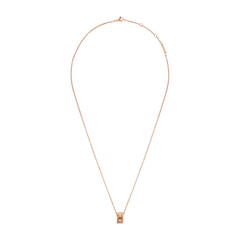 Daniel WellingtonのElevation Necklaceを白背景で撮影した俯瞰画像です。ローズゴールドのケーブルチェーンが緩やかなカーブを描き、先端にはジオメトリックな三層構造のペンダントトップが配置されています。チェーン上部にはブランドプレートとロブスタークラスプが確認できます。