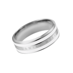 Daniel Wellington Emalie Ring Silverを斜めから撮影した画像です。ポリッシュ仕上げのシルバースチール中央にはブランド名の刻印が施され、上下にサテンホワイトのエナメルラインが対称に配されたデザインとなっています。
