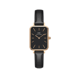 Daniel Wellington Quadro Pressed Sheffieldの正面画像です。ローズゴールドのレクタンギュラーケースにブラック文字盤を合わせ、ローズゴールドのバーインデックスと針が映えるスクエア型の腕時計。ブラックレザーストラップとの組み合わせで、上品な印象に仕上がっています。