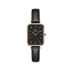 Daniel Wellington Quadro Pressed Sheffieldの正面画像です。ローズゴールドのレクタンギュラーケースにブラック文字盤を合わせ、ローズゴールドのバーインデックスと針が映えるスクエア型の腕時計。ブラックレザーストラップとの組み合わせで、上品な印象に仕上がっています。