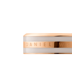 Emalie Ring Desert Sand Rose Goldのクローズアップ画像です。ポリッシュ仕上げのローズゴールドのリングにはDaniel Wellingtonのロゴが刻印され、マットなデザートサンドカラーのエナメルとの質感のコントラストが際立ちます。