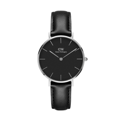 Daniel Wellington Petite Sheffieldの正面画像。シルバーケースにブラック文字盤、シルバーのバーインデックスと針が映えるミニマルデザインのレディース腕時計。ブラックレザーストラップを合わせています。