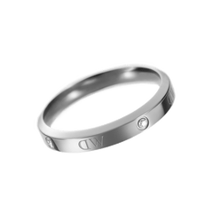 Classic Lumine Ring Silverを斜め上から撮影した画像です。シルバーバンドの滑らかな曲線と鏡面仕上げの輝きが際立ち、等間隔に配されたクリスタルとロゴのエッチングが全体のバランスを引き締めています。