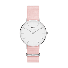 Daniel Wellington Petite Rosewaterの正面画像。淡いピンクのNATOストラップとシルバーケース、ホワイト文字盤を組み合わせた女性向け腕時計です。