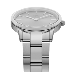 Iconic Link Unitone Silverのケースとブレスレットの接続部分を拡大した画像です。ポリッシュ仕上げのラグとサテン仕上げのリンクが交互に連なる構造が特徴で、シルバーで統一されたケースと文字盤がシームレスにつながっています。