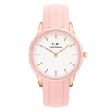 Daniel Wellington Iconic Motionの正面画像。ピンクベゼルとローズゴールドケースにオフホワイトの文字盤を合わせ、ローズゴールドのバーインデックスと針が上品に映えます。ピンクのラバーストラップがスポーティでありながらエレガントな印象を演出しています。