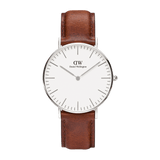 ダニエルウェリントン Classic St Mawesの正面画像です。オフホワイトの文字盤にシルバーケースとバーインデックスをあしらい、ブラウンの本革ストラップを組み合わせた40mmサイズの腕時計です。
