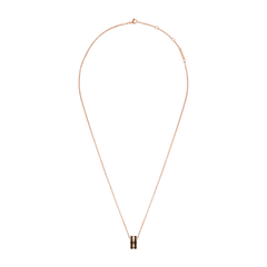 Daniel WellingtonのEmalie Necklace ローズゴールド×ブラックの全体像です。細身のローズゴールドチェーンとアジャスター、留め金が見える構図で、ブラックエナメルのリングペンダントがチェーンの先端に配置されています。