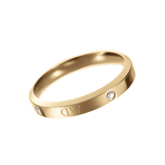 ダニエルウェリントン Classic Lumine Ring Goldを斜め上から撮影した画像です。ゴールドPVDメッキの滑らかな曲線と、バンドに埋め込まれたクリスタルの輝きが白背景に映えています。