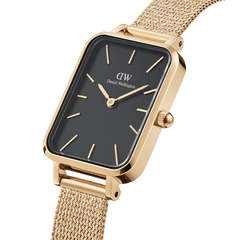 Quadro Pressed Evergold Black Goldをクローズアップした画像です。ブラックの文字盤にゴールドのバーインデックスと針が映え、プレス加工を施したゴールドメッシュストラップの細部まで確認できます。