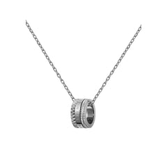 シルバーのElevation Necklaceを斜めから捉えた画像です。ピラミッド型のスタッズが生み出す立体感と陰影、ブランドロゴの刻印が確認できます。また、ケーブルチェーンがペンダントを通って左右に伸びる構図となっています。