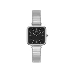 Daniel Wellington Quadro Studioのフロントビューです。シルバーのスクエアケースにブラック文字盤を合わせ、横溝が施されたシルバーのピアノストラップを組み合わせた女性向け腕時計です。