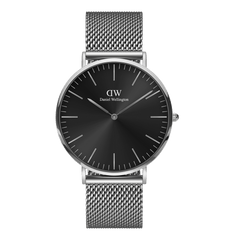 Daniel Wellington Classic Mesh Onyxのプロダクトショットです。ブラックのサンレイダイヤルにシルバーのバーインデックスと針を配し、薄型のシルバーケースと細かく編み込まれたシルバーメッシュストラップを組み合わせた40mmサイズの腕時計です。