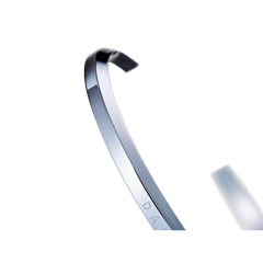 Classic Bracelet Silverのクローズアップ画像です。ポリッシュ仕上げのシルバースチールが光を受けて美しく輝き、薄型のカフと滑らかな曲線、側面に刻印されたブランドロゴが確認できます。