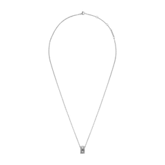 Daniel Wellington Elevation Necklace シルバーの全体像です。立体的なスタッズテクスチャーを施したリングペンダントが、繊細なケーブルチェーンの先端にあしらわれ、白背景の上でネックレス全体のシルエットが際立ちます。