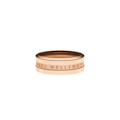 Elan Ring ローズゴールドを正面から捉えたクローズアップ画像です。サテン仕上げの中央バンドに刻まれたDaniel Wellingtonのロゴと、光沢のあるポリッシュ仕上げの上下バンドとの質感のコントラストが美しい一枚です。