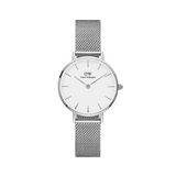 Daniel Wellington Petite Sterlingのフロントビュー。シルバーケースにオフホワイトの文字盤、シルバーのバーインデックスとメッシュストラップをあしらった、ミニマルなデザインの女性向け腕時計です。