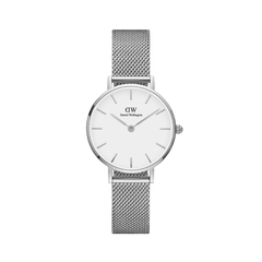 Daniel Wellington Petite Sterlingのフロントビュー。シルバーケースにオフホワイトの文字盤、シルバーのバーインデックスとメッシュストラップをあしらった、ミニマルなデザインの女性向け腕時計です。